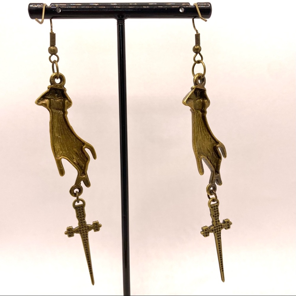 Victorian hand with thin dagger earrings - Picture 2 of 3
